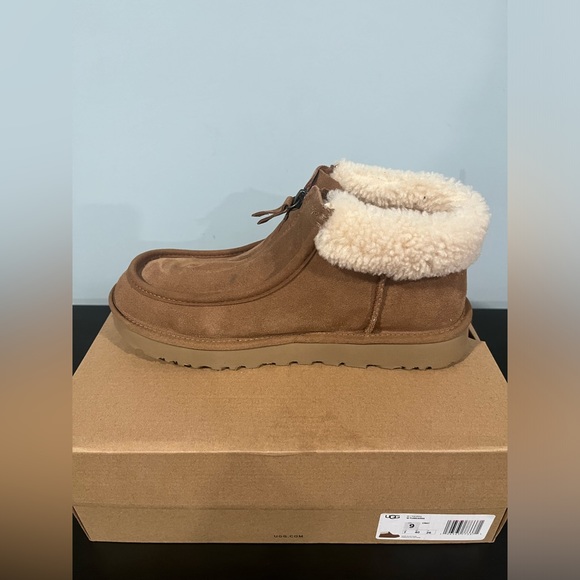 UGG Shoes - UGG Funkarra Womens Boot | size 9 | Chestnut/Natural